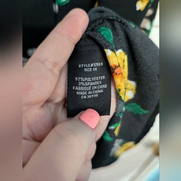 Nwot Mandee Floral Black and Yellow 💛 Floral Print Women's Top Size 1X - Picture 3 of 7